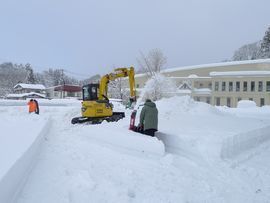 雪寄せ集め中.jpg