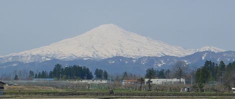 午前中がよく見える鳥海山.jpg